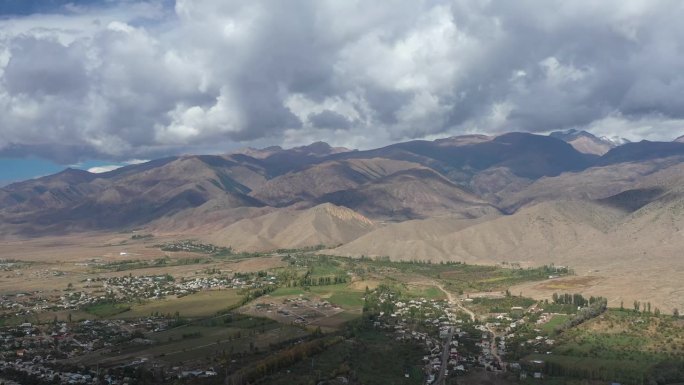 吉尔吉斯斯坦乔波纳塔村附近山脉的鸟瞰图
