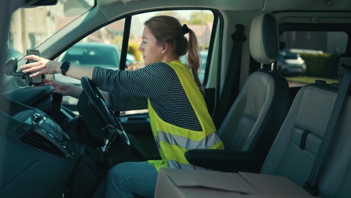 送外卖的女人开着一辆白色面包车