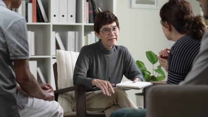 治疗师，心理学家在团体治疗中与人们交谈并提供咨询