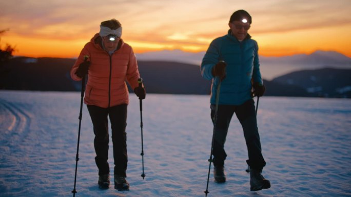 一名老年妇女和丈夫在雪地里远足时膝盖疼痛