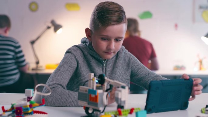 机器人，平板电脑和模型与孩子在课堂上的技术，教育和创意。在学校与工程专业的学生一起学习，研究和科学的
