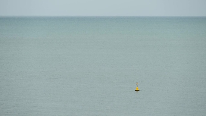 黄色标记浮标漂浮在水面上，4K场景的海上景观