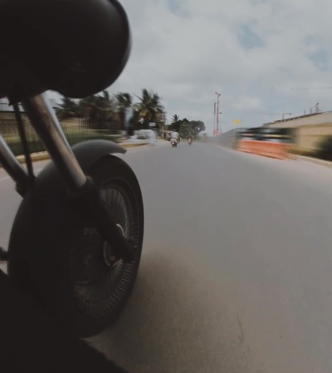 超速驾驶者在高速公路上加速的视频垂直镜头1080