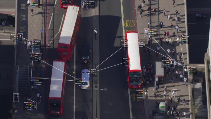 面部识别界面显示性别，身份证，种族和服装类型。伦敦桥附近通勤者和交通的鸟瞰图。用红色武器8K拍摄。