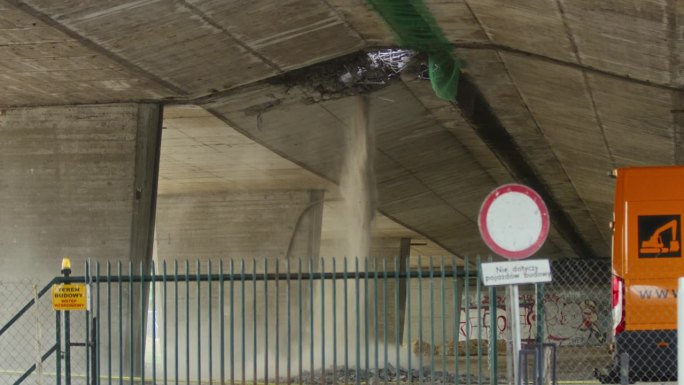 坍塌的:地下隧道或桥梁坍塌的顶部紧急服务封锁了入口
