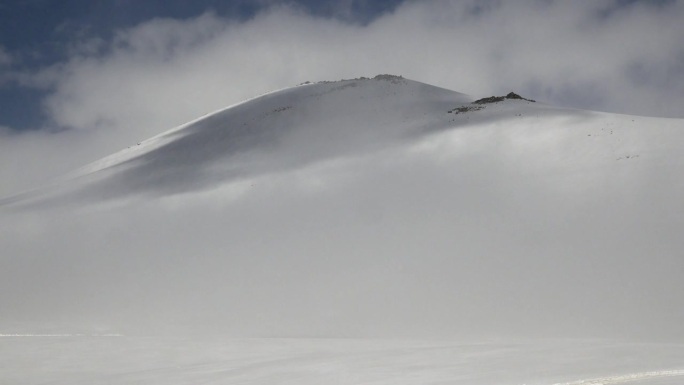 比利牛斯山脉的高海拔无树和光滑的雪山斜坡