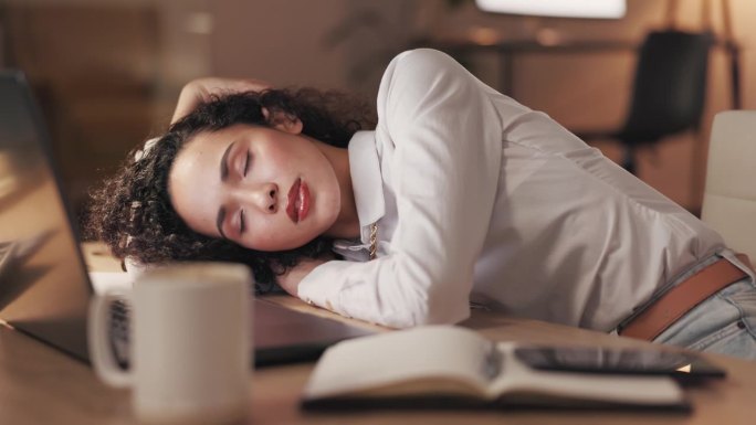 疲惫，商务女性，晚上睡在办公室，晚上精疲力竭，压力大，精力不足。疲劳、懒惰和加班的女性在桌子上小睡，