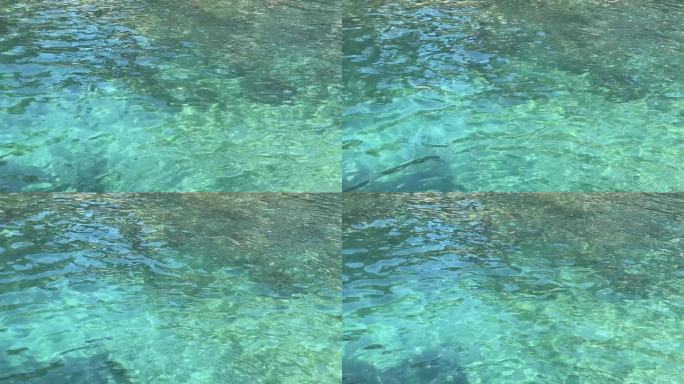 海水蓝蓝的绿松石清澈有光泽的表面