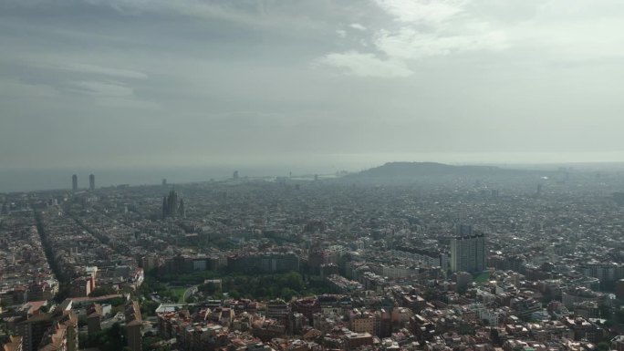 阳光明媚的一天飞行在巴塞罗那市著名的中心地区海湾航拍全景4k西班牙