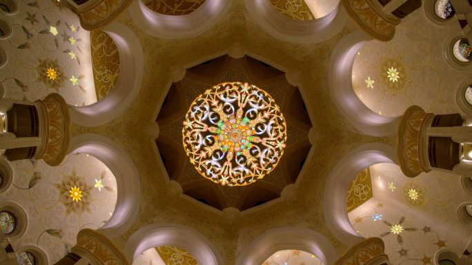 4K延时拍摄谢赫扎耶德大清真寺夜间内部，从低角度看吊灯。