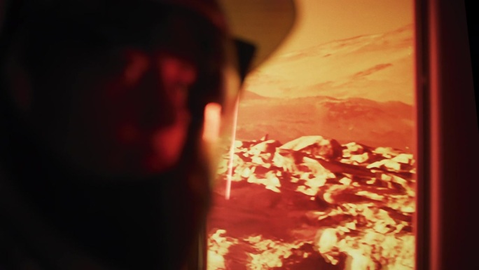 摇摇晃晃的火星探测器在火星表面旅行。宇航员望着窗外想家