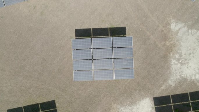 沙漠中太阳能电池板的空中无人机视图