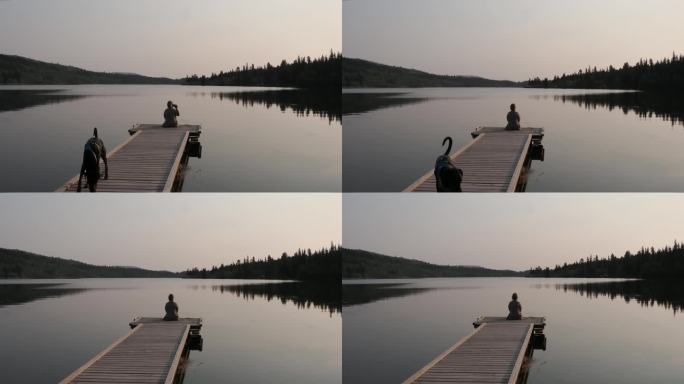 一名女子在湖码头享受宁静时光