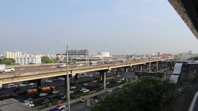 泰国曼谷湖泗Vibhavadi Rangsit路高架上的交通。