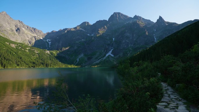 著名的山脉湖莫尔斯基湖或海眼湖在夏天的晚上。美丽的天空阳光在塔特拉湖景观。联合国教科文组织世界自然保