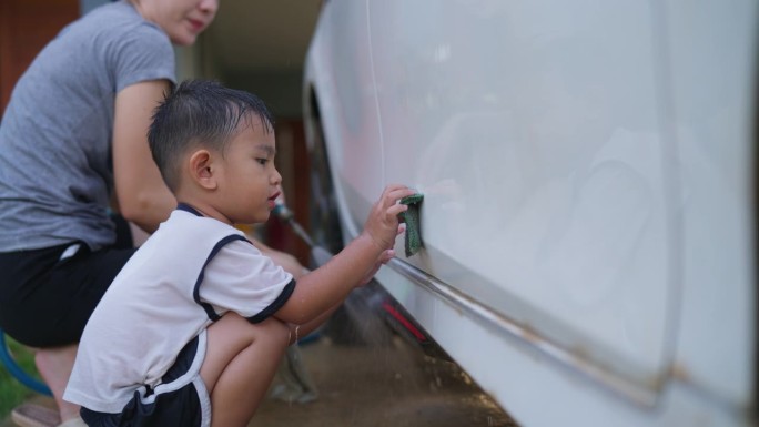 小男孩和妈妈一起洗车