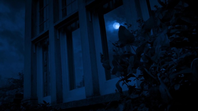 在刮风的夜晚，月亮反射在房子的窗户上