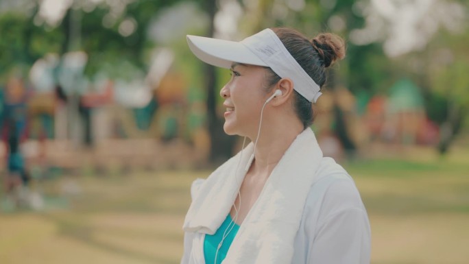 亚洲成熟女性用哑铃锻炼，为健康的生活方式增强力量和信心