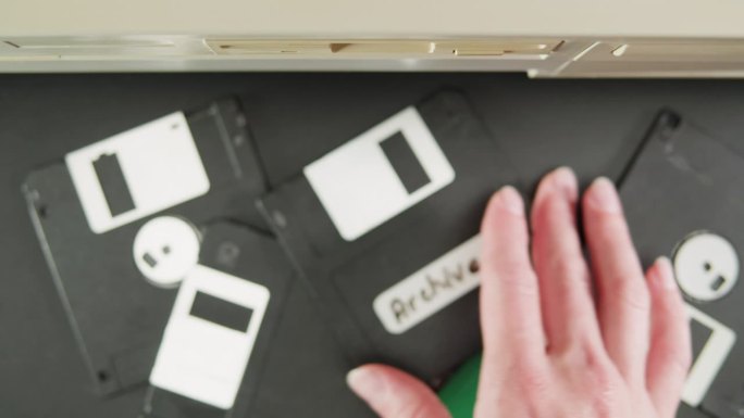 使用软盘特写。旧软盘，磁盘驱动器俯视图。复古的电脑。