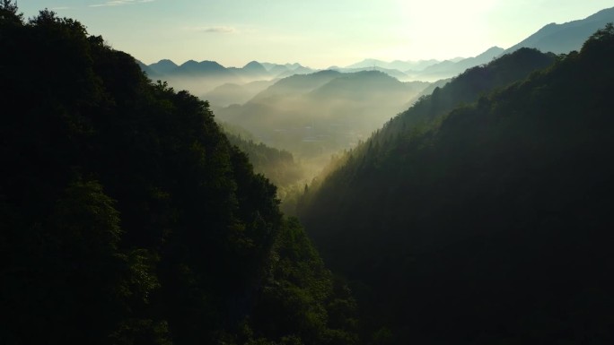 清晨的山谷云雾缭绕山区光影崇山峻岭