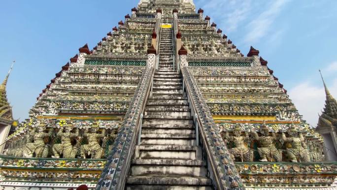 泰国首都的名片是佛教寺庙Wat Arun，黎明寺，它位于湄南河岸边