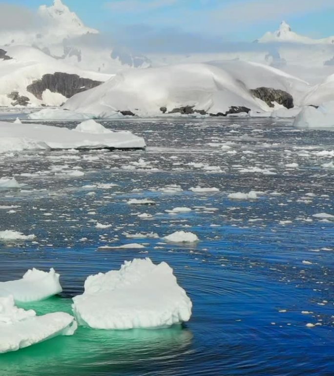 垂直视频广阔的南极海洋正在形成冰和冰山。