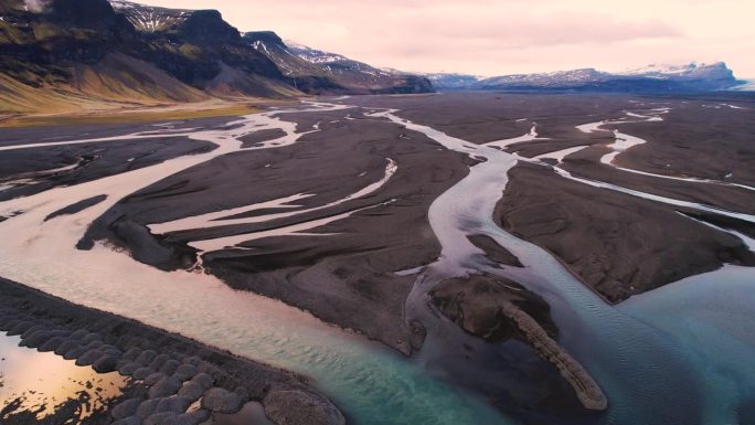 蓝色的河臂流经冰岛的熔岩沙