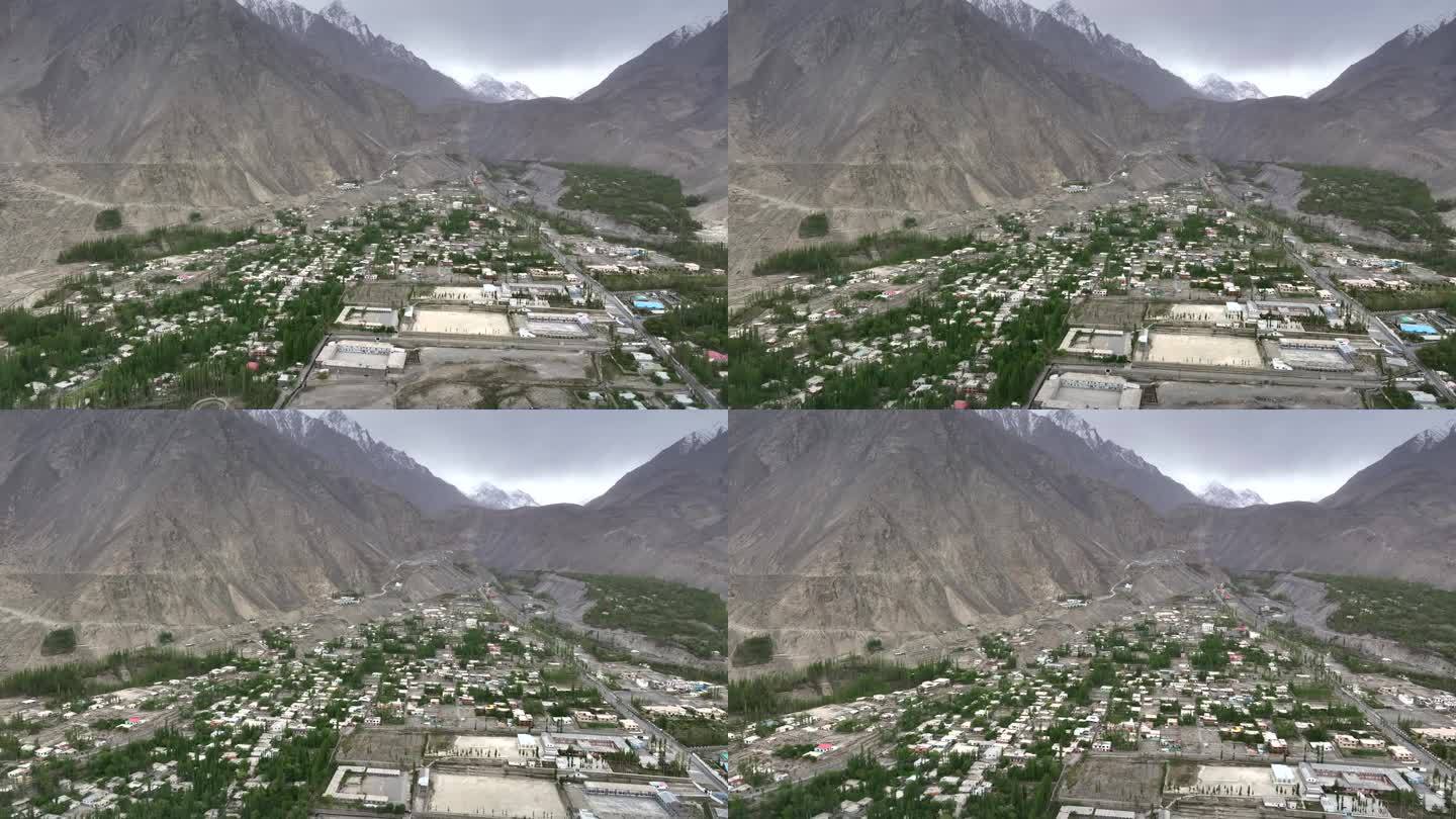 巴基斯坦北部斯卡尔都，斯卡尔都中央清真寺和斯卡尔都城市周围的雪帽山