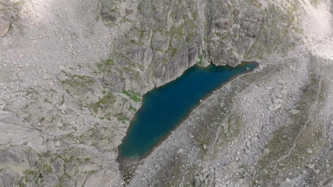 高空无人机拍摄的海拔3000米的高山湖泊
