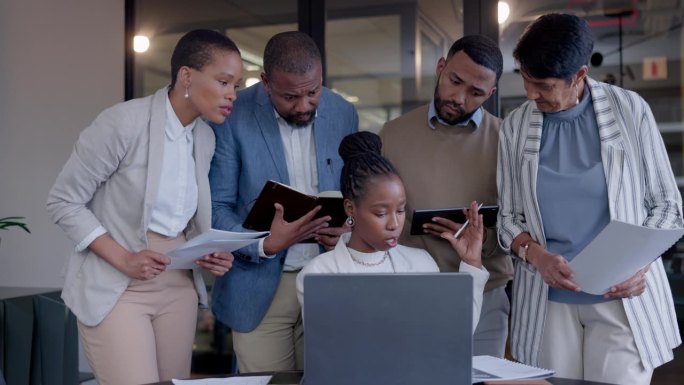 培训、指导和黑人女性在笔记本电脑上与商务人士一起提供入职建议、头脑风暴和想法。招聘，领导和商务女性，
