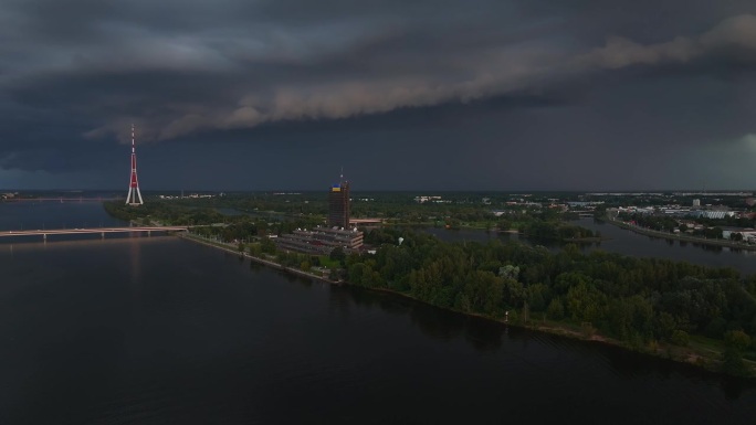 拉脱维亚里加遭遇夏季强风暴。