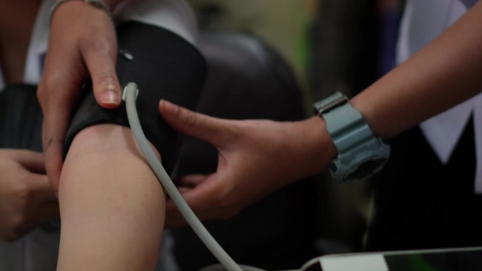 该视频展示了使用数字血压计的演示。