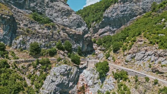 鸟瞰图，一条砾石路翻山越岭，风景优美