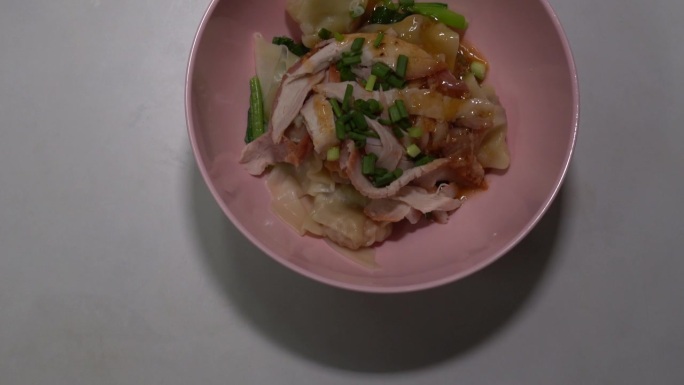 两碗虾仁馄饨、烤红猪肉面和一碗汤。