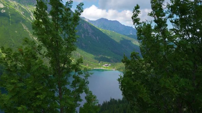 夏季著名的山脉、湖泊、莫尔斯基湖或海眼湖鸟瞰图。美丽的天空阳光在塔特拉湖景观。联合国教科文组织世界自