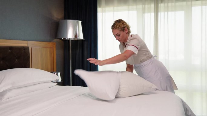 酒店服务员正在整理干净的枕套