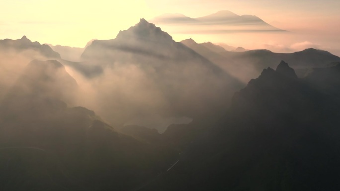 空中无人机拍摄的克鲁德火山日出场景和蓝色火山口，克鲁德火山，Kediri，东爪哇，印度尼西亚