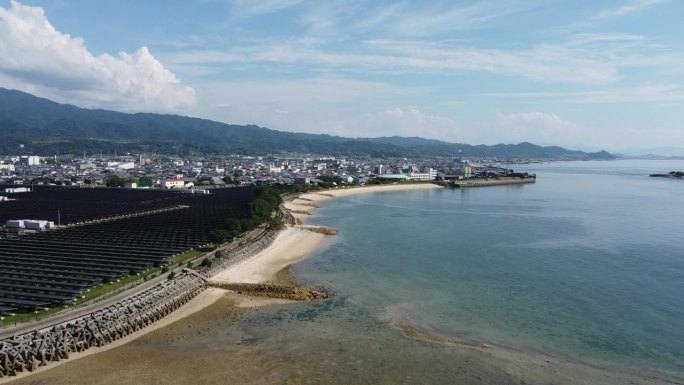日本兵库县淡路岛的隅马海滨，山峦和乡村房屋的美丽景色