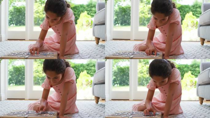 女孩坐在客厅地板上玩拼图游戏