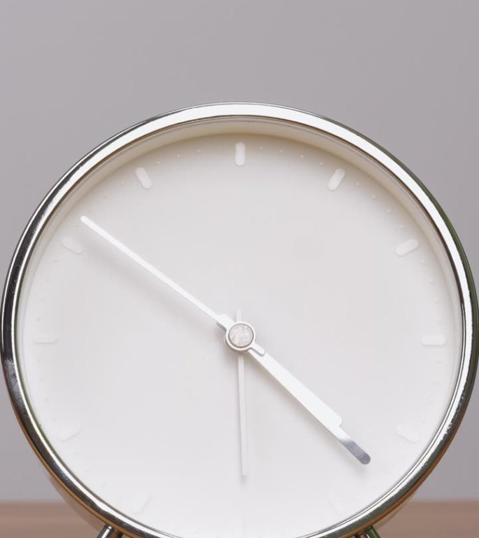 银色闹钟显示时间4点，白色背景，时间间隔1小时。