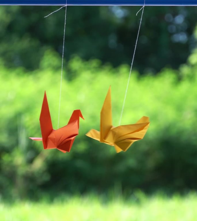 2个折纸鸟挂得很漂亮。