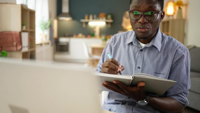 一个非洲裔美国人在他现代化的家里参加网上工作面试