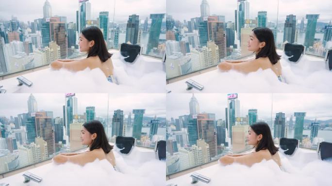 来香港旅游的女孩在私人屋顶房间里泡热水澡。香港的高楼大厦。
