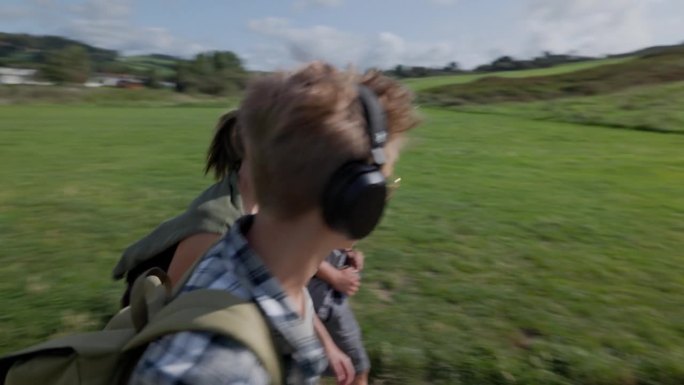 一家人在英国多塞特郡侏罗纪海岸的海边悬崖上徒步旅行