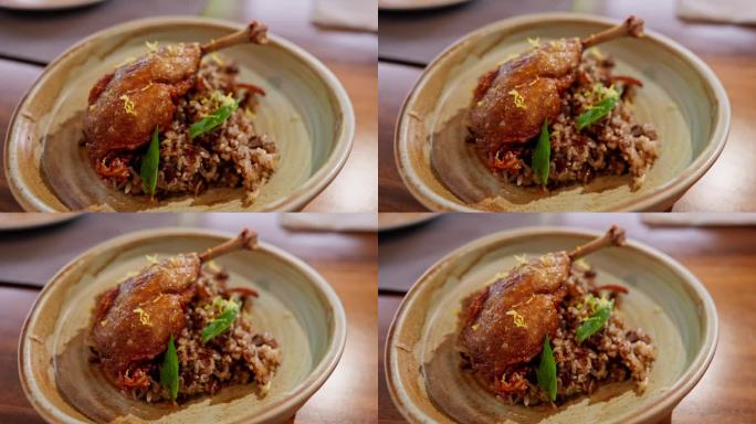 鸭肉配香米。鲜嫩可口的鸭肉和香浓的米饭和谐地融合在一起，提供了一道精致的菜肴，体现了美食的乐趣。