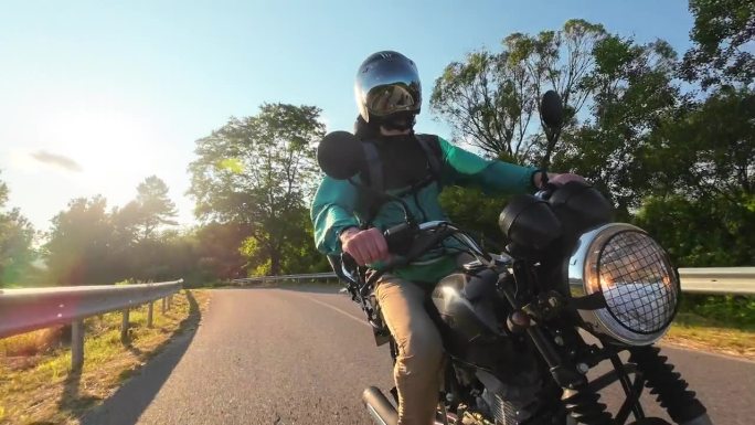 一名男子骑着摩托车行驶在乌克兰乡村僻静的柏油路上