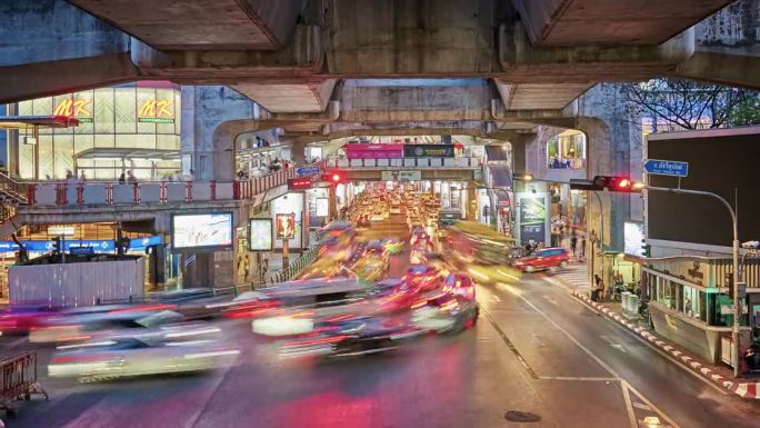 曼谷。交通堵塞。桥洞下面高峰期人文风光