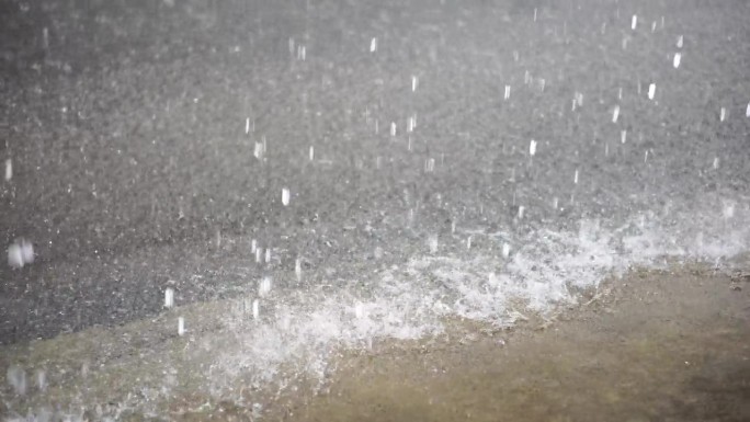 下雨了沙滩浴池洗澡喷水