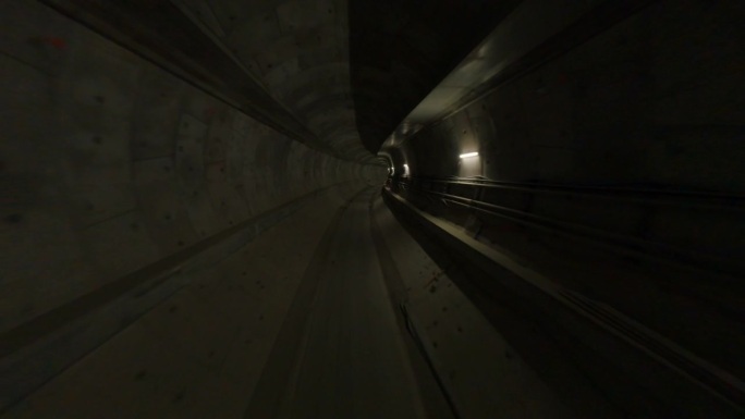 无人机飞行第一人称视角飞行通过一个圆形黑暗的隧道或下水道