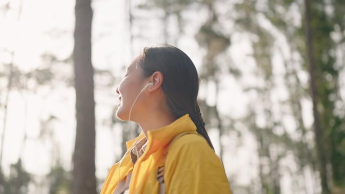 亚洲女徒步旅行者望向远方，在小路上做梦